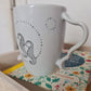 Mug anse irrégulière en porcelaine - décor Hippocampes peint à la main