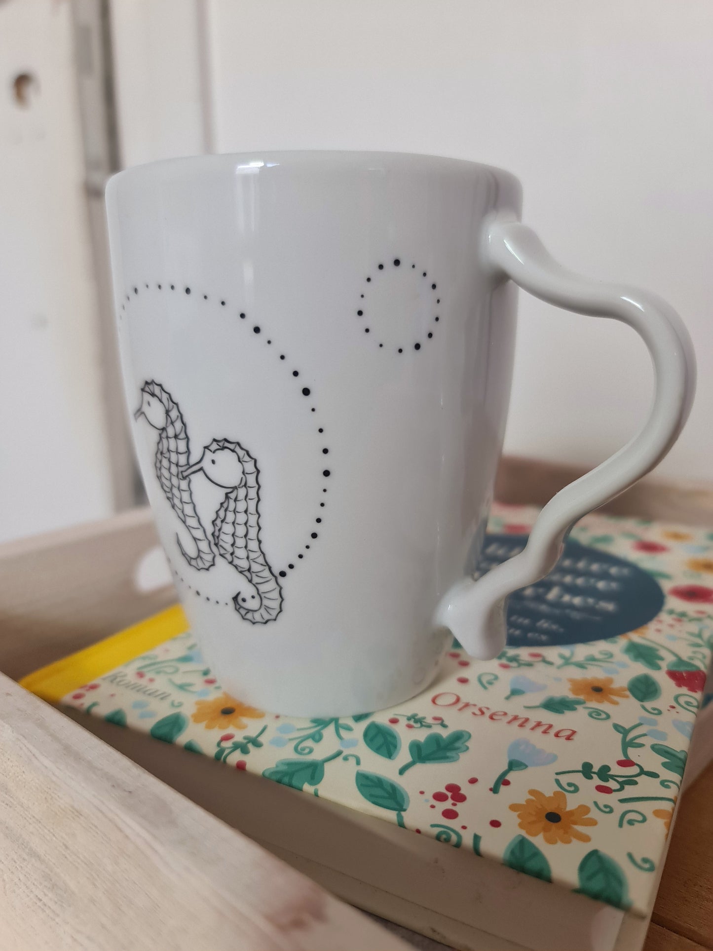 Mug anse irrégulière en porcelaine - décor Hippocampes peint à la main