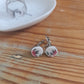 Boucles d'oreilles dormeuses en acier inoxydable - décorées avec un morceau de vaisselle surcyclé - Petites fleurs roses
