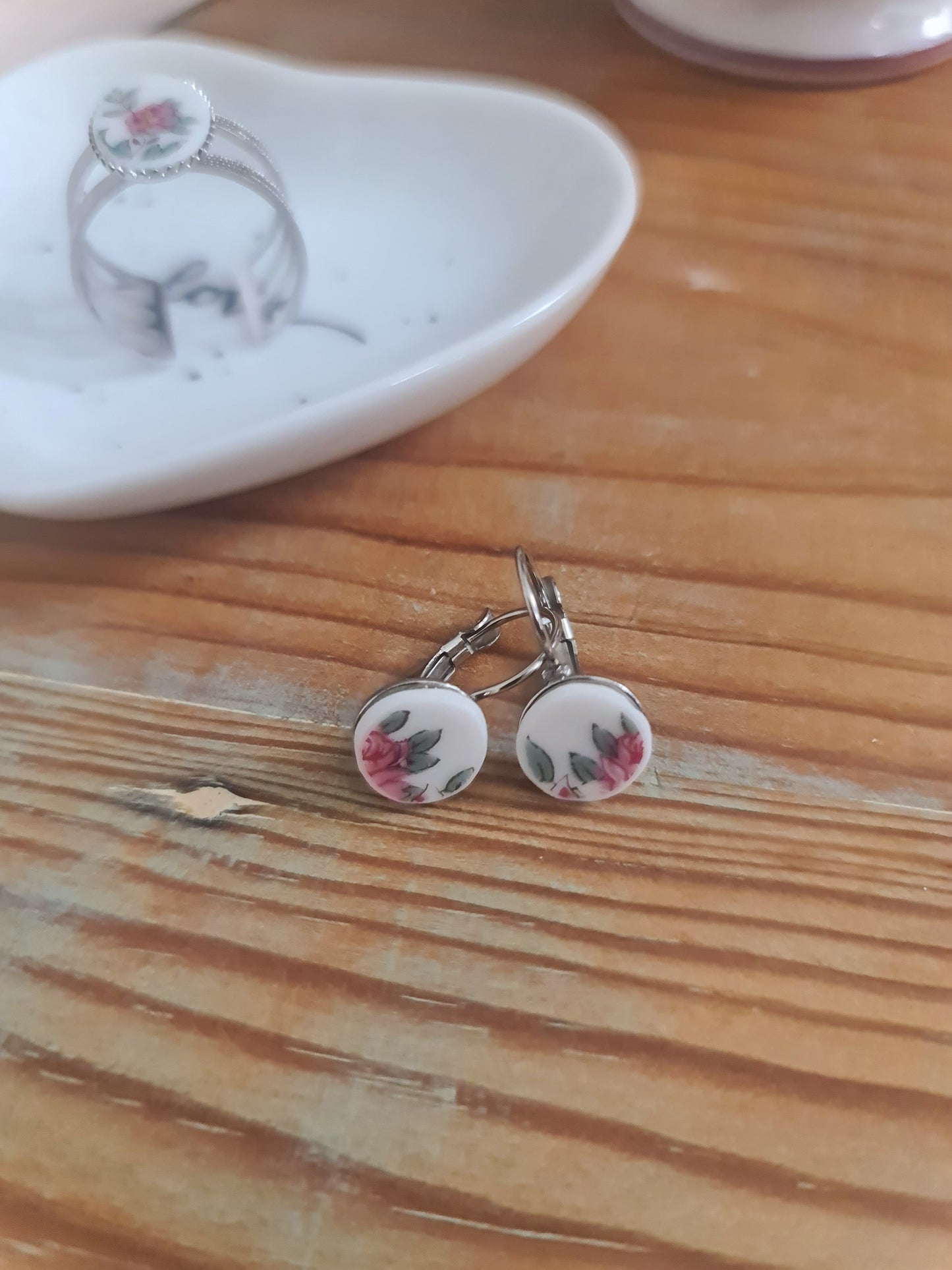 Boucles d'oreilles dormeuses en acier inoxydable - décorées avec un morceau de vaisselle surcyclé - Petites fleurs roses