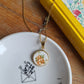Collier rond en acier inoxydable doré - décoré avec un morceau de vaisselle surcyclé - Fleurs jaunes et oranges