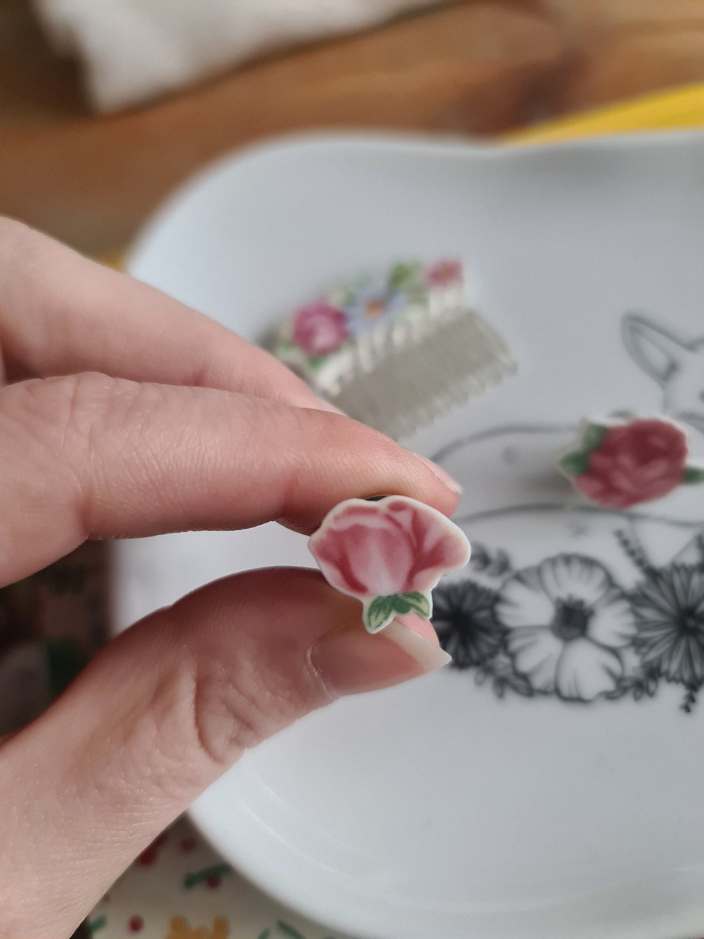 Pin's en Fer rhodié - décoré à partir de vaisselle - Forme fleur - Moyenne rose
