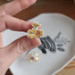 Pin's en Laiton Doré à l'Or Fin - décoré à partir de vaisselle - Forme fleur - Bouquet fleurs jaunes