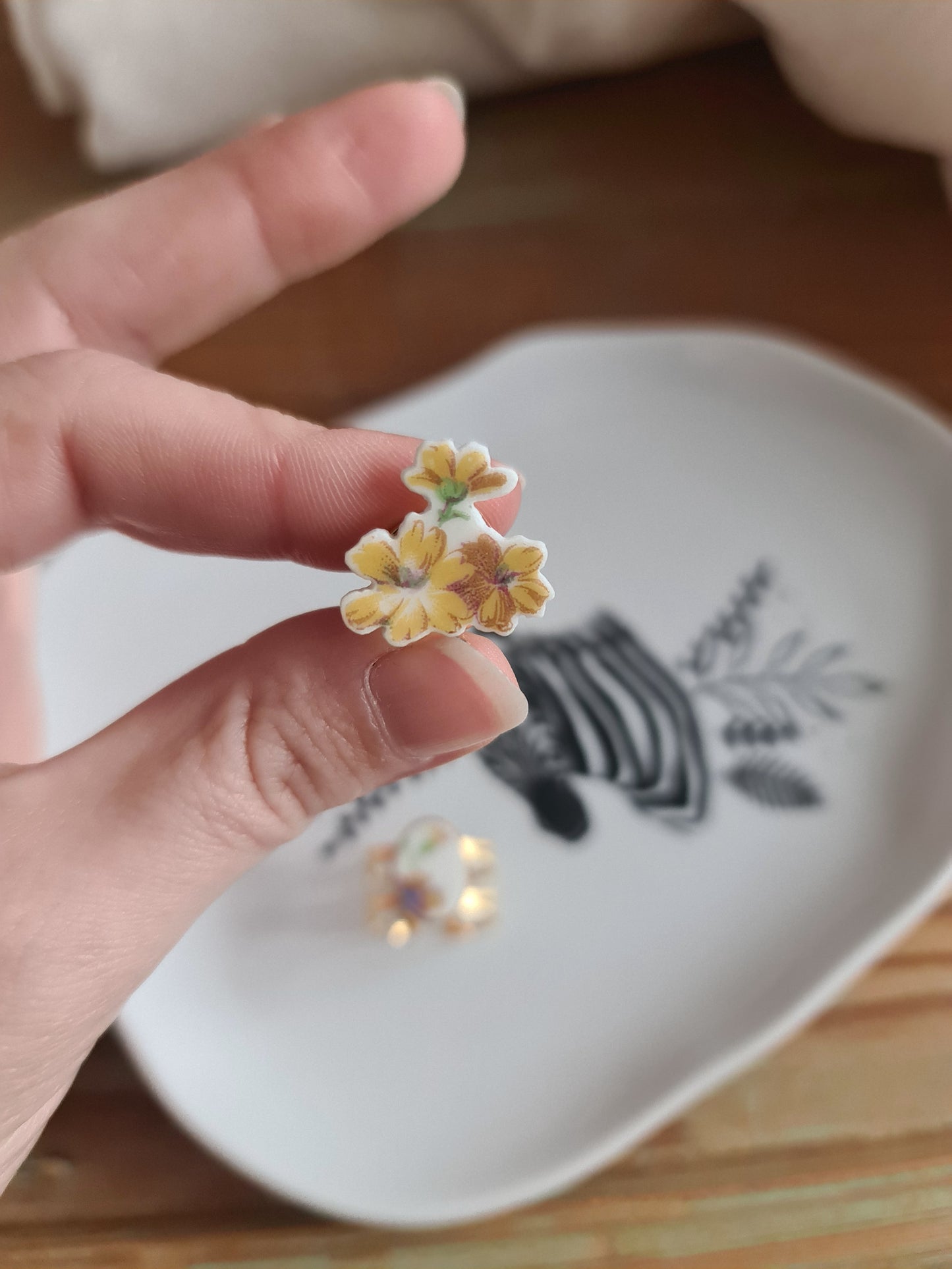 Pin's en Laiton Doré à l'Or Fin - décoré à partir de vaisselle - Forme fleur - Bouquet fleurs jaunes