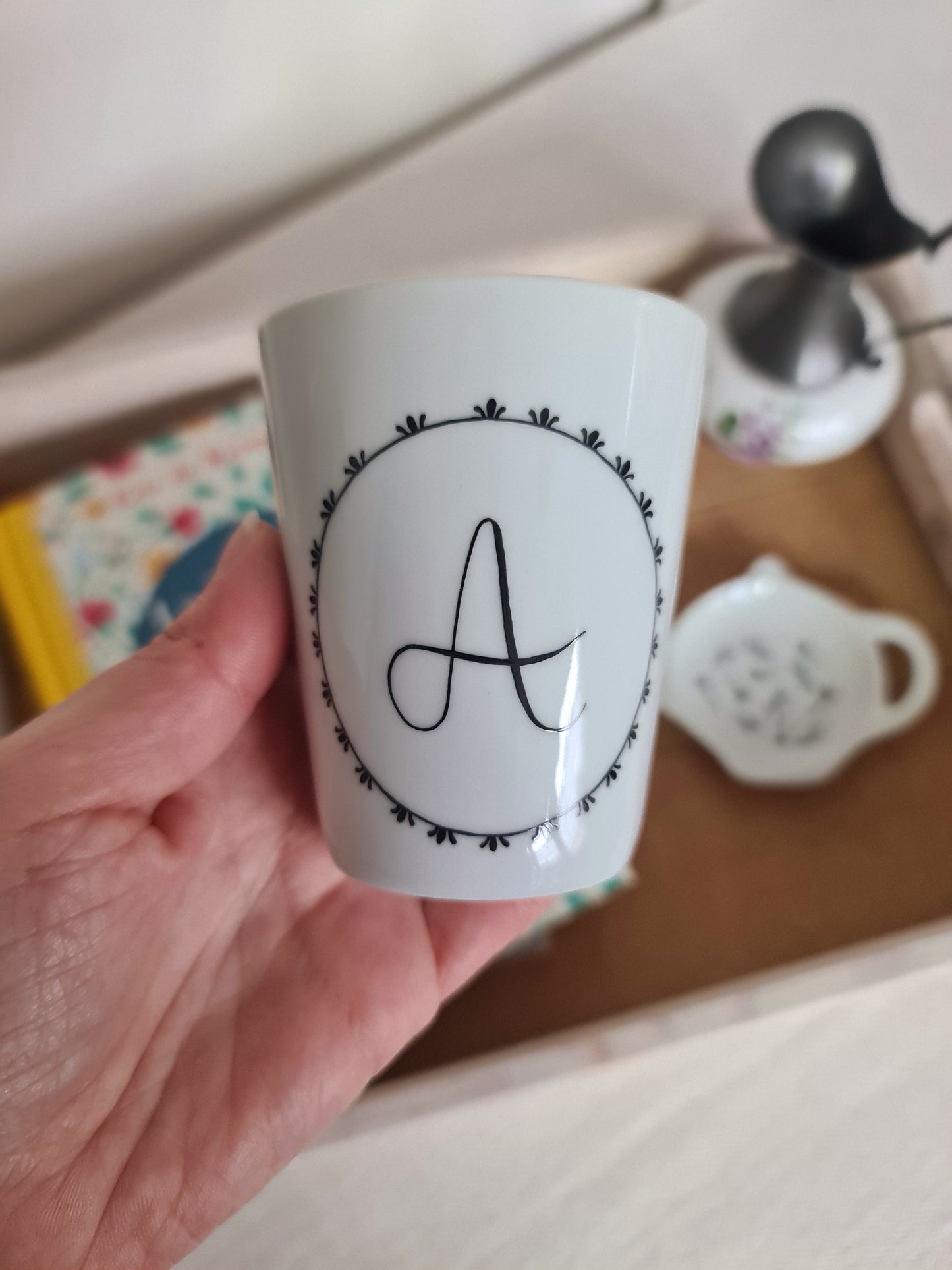 Gobelet en porcelaine - décor Couronne Initiale "A" peint à la main