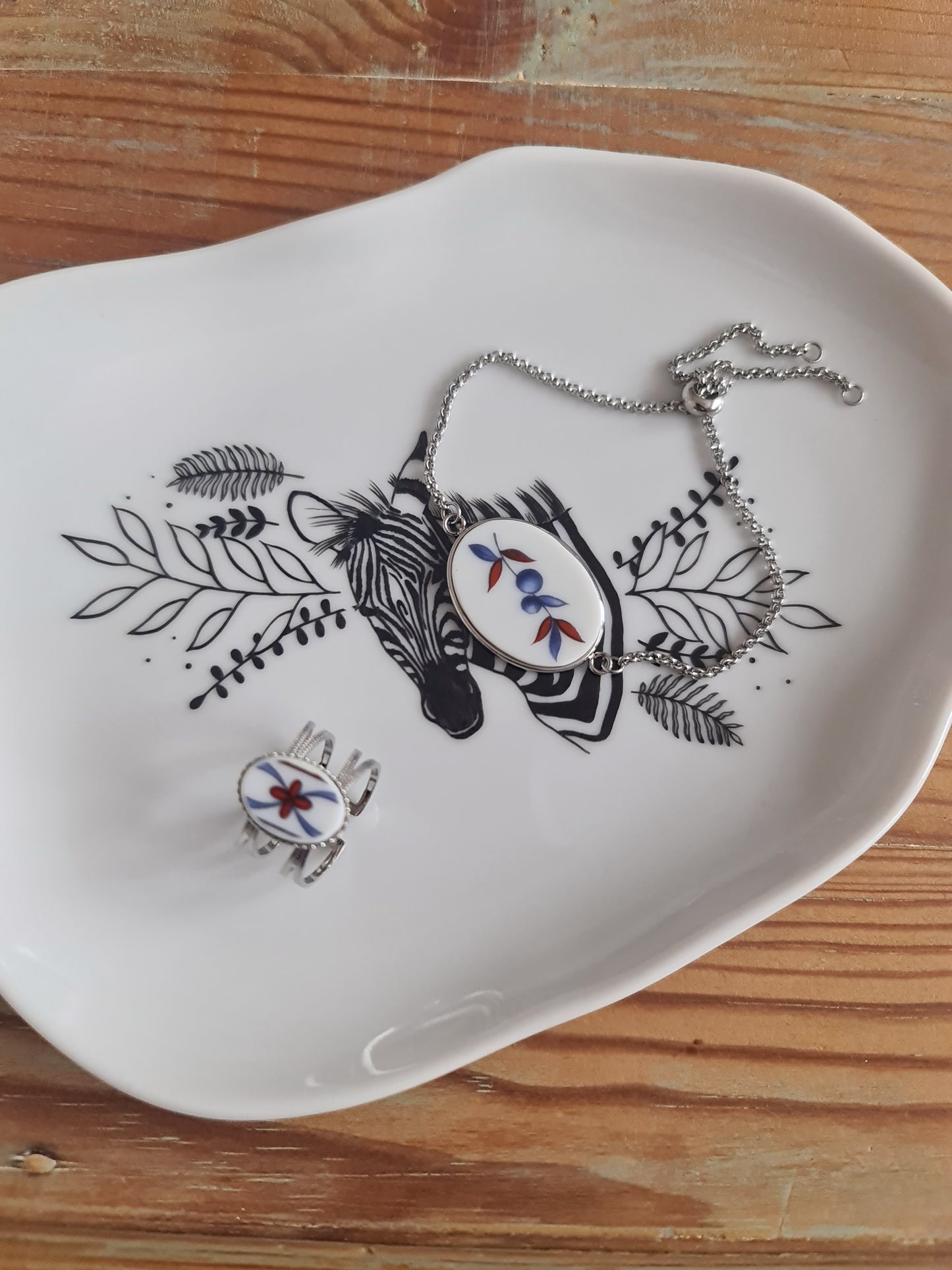 Petit plateau irrégulier en porcelaine - décor zèbre peints à la main