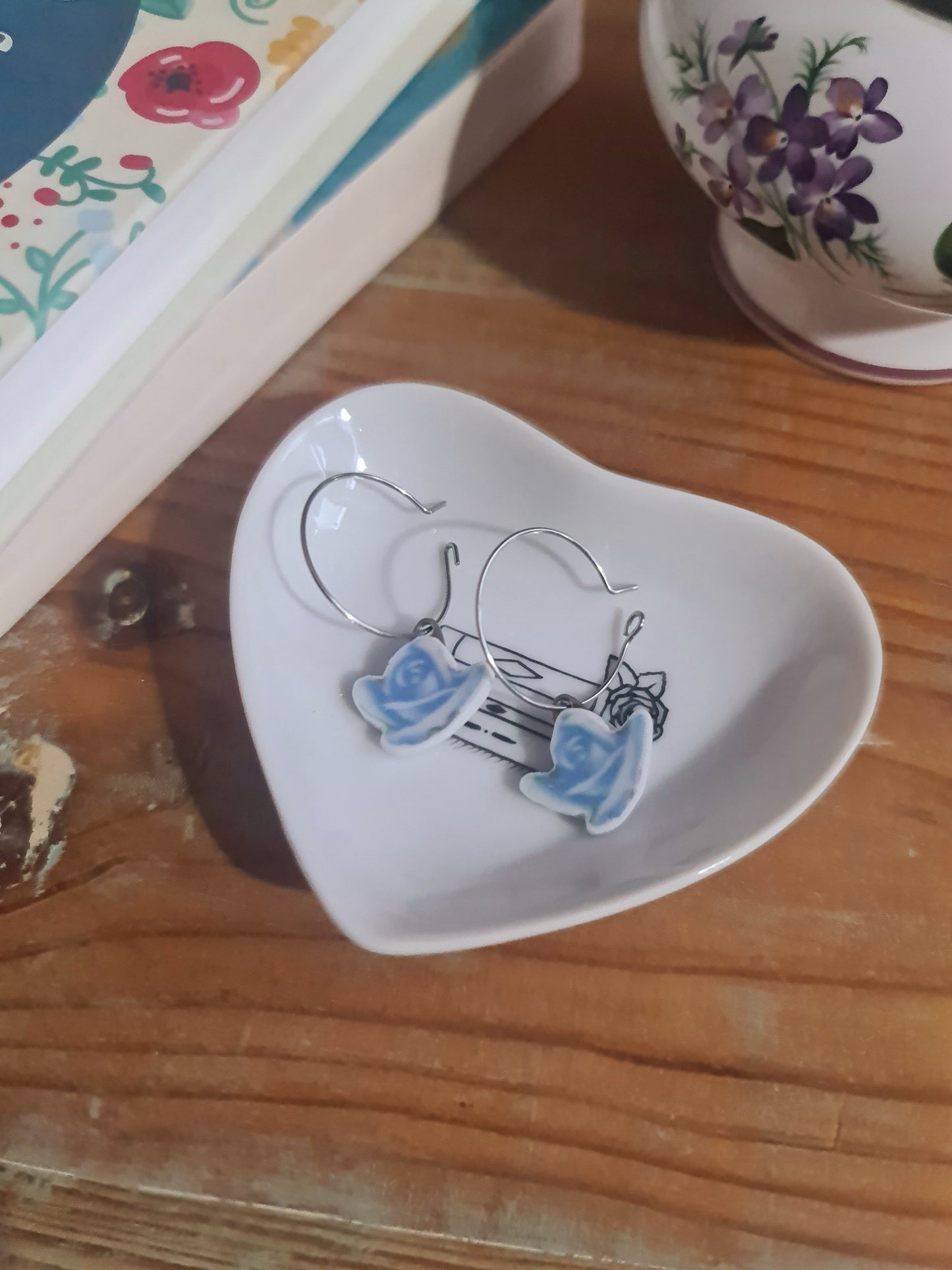 Boucles d'oreilles créoles en acier inoxydable - décorées avec un morceau de vaisselle surcyclé - Forme fleur - Roses bleues