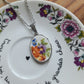 Collier ovale en acier inoxydable - décoré avec un morceau de vaisselle surcyclé - Bouquet de Fleurs