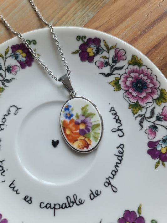 Collier ovale en acier inoxydable - décoré avec un morceau de vaisselle surcyclé - Bouquet de Fleurs