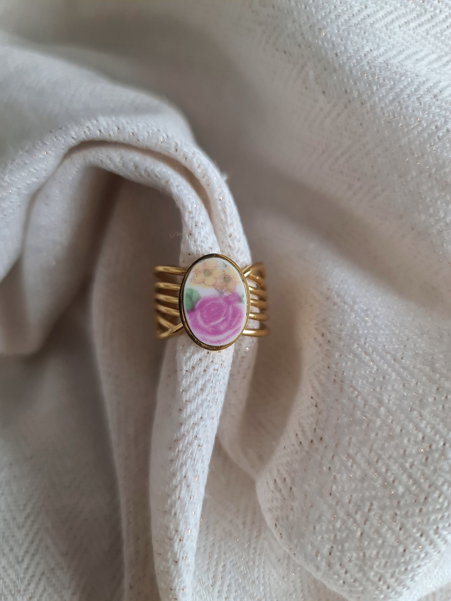 Bague nœud en Acier inoxydable doré - décorée à partir de vaisselle - Rose et petites fleurs jaunes