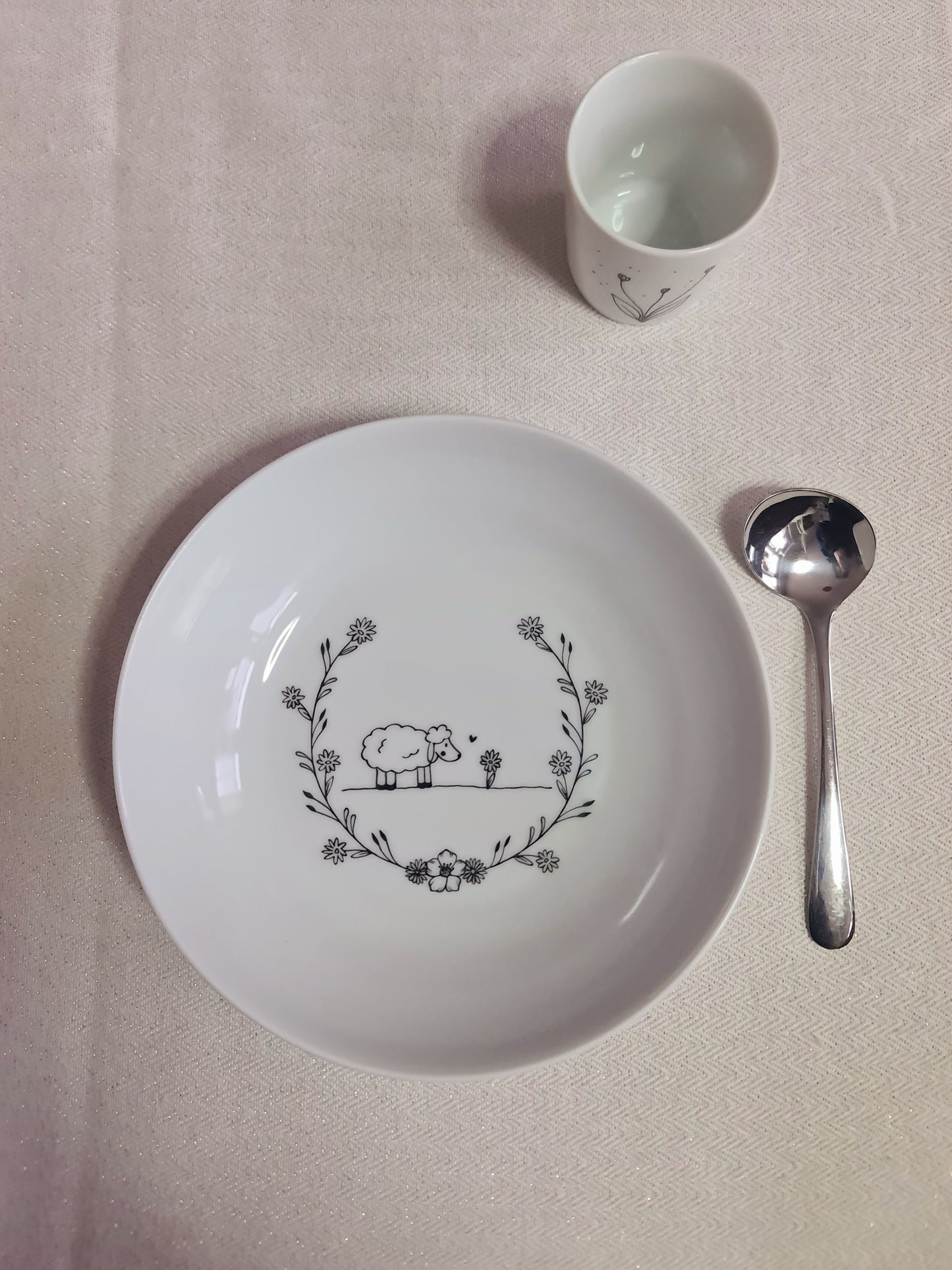 Assiette creuse en porcelaine - décor Petit mouton peint à la main