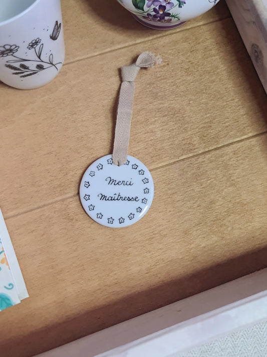 Médaillon rond en porcelaine - décor Merci Maîtresse petites fleurs peint à la main