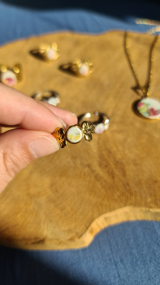 Bague fleurs en Acier inoxydable doré - décorée à partir de vaisselle - Petites fleurs jaunes
