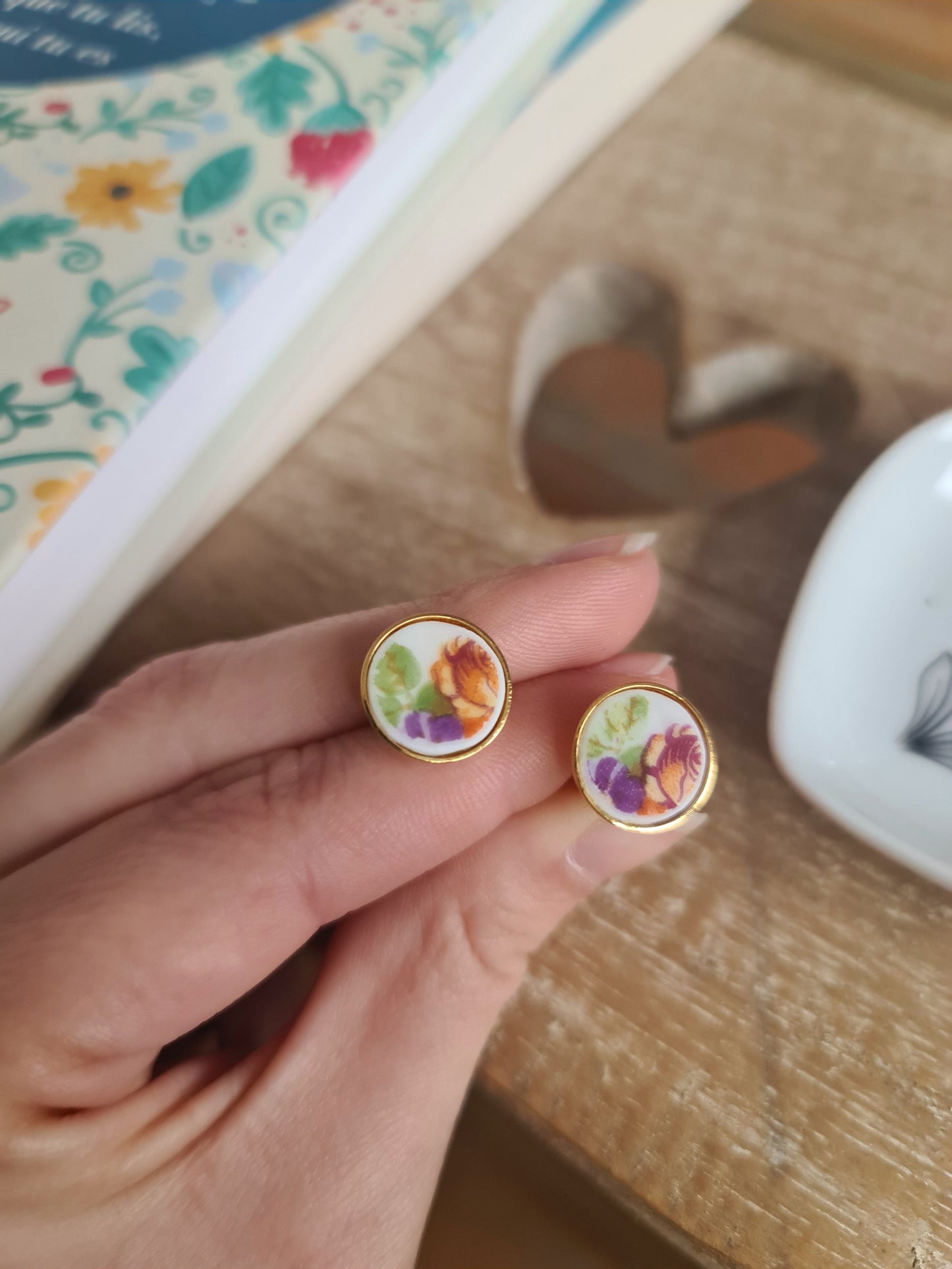 Boucles d'oreilles puce en laiton doré à l'or fin - décorées avec un morceau de vaisselle surcyclé - Bouquet de fleurs