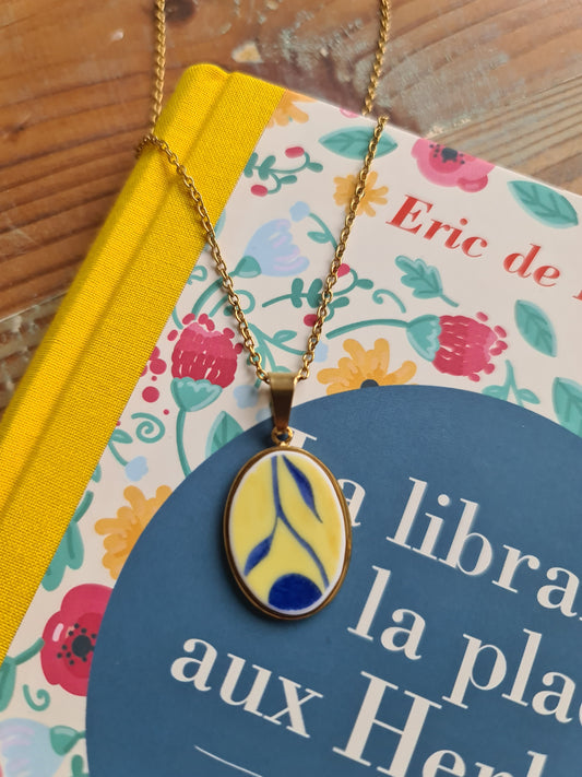 Collier ovale en acier inoxydable doré - décoré avec un morceau de vaisselle surcyclé - Jaune feuillage bleu
