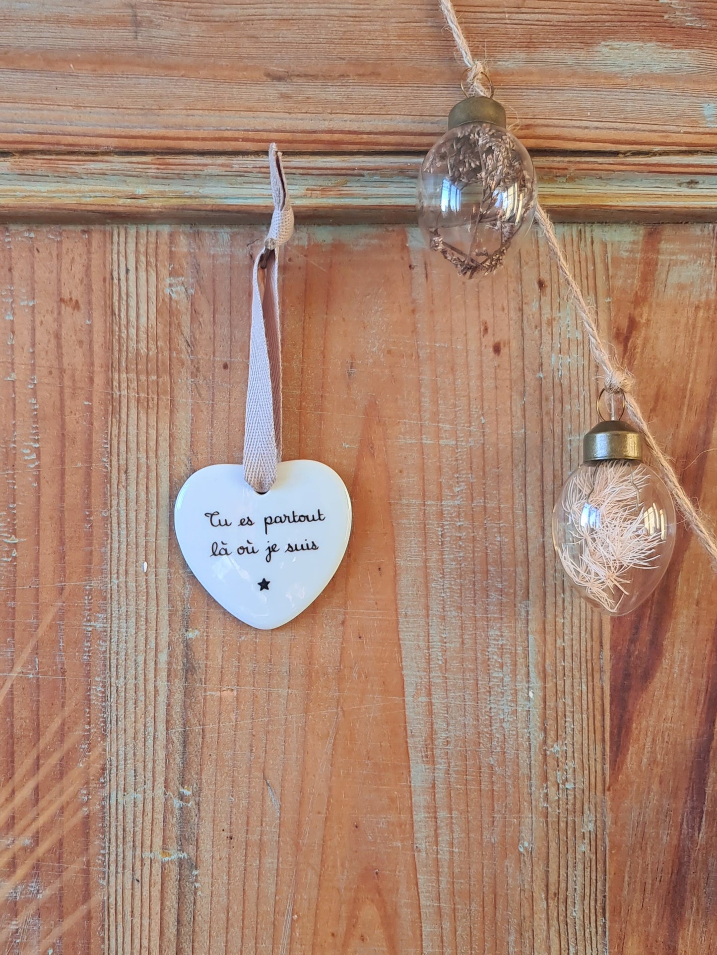 Médaillon cœur en porcelaine - décor Tu es partout là où je suis Etoile peint à la main