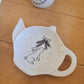 Repose sachet de thé en porcelaine - décor lapin feuillage peint à la main