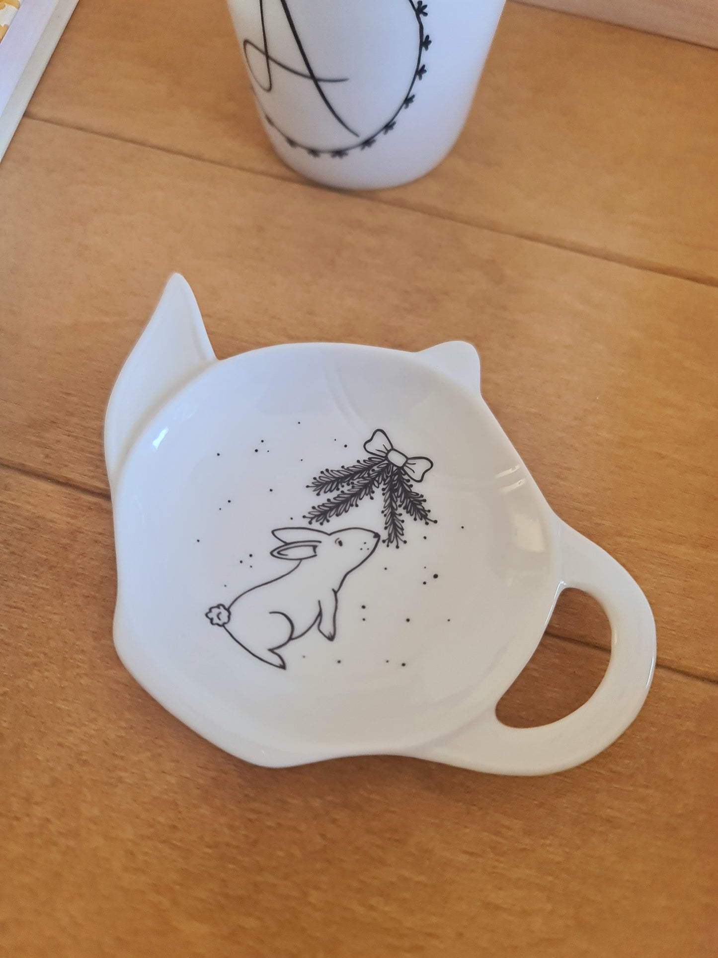 Repose sachet de thé en porcelaine - décor lapin feuillage peint à la main