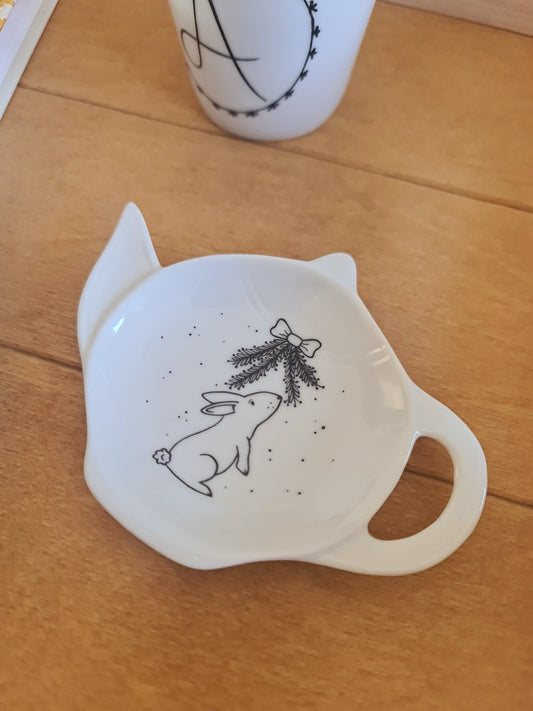 Repose sachet de thé en porcelaine - décor lapin feuillage peint à la main