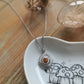 Collier losange en acier inoxydable - décoré avec un morceau de vaisselle surcyclé - Marron