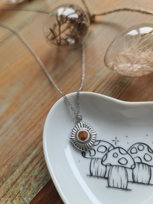 Collier losange en acier inoxydable - décoré avec un morceau de vaisselle surcyclé - Marron