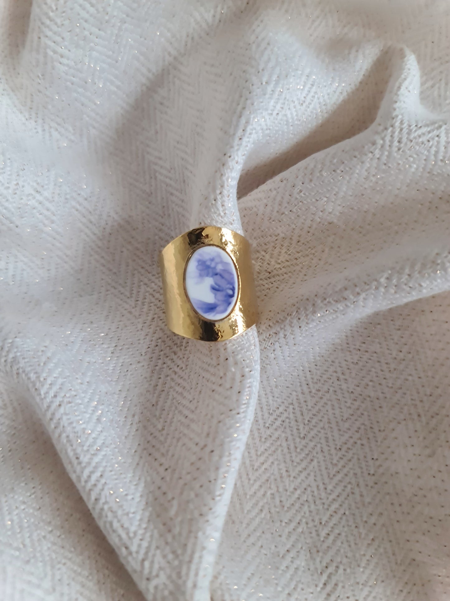 Bague martelée en Laiton Doré à l'Or Fin - décorée à partir de vaisselle - Fleurs bleues claires