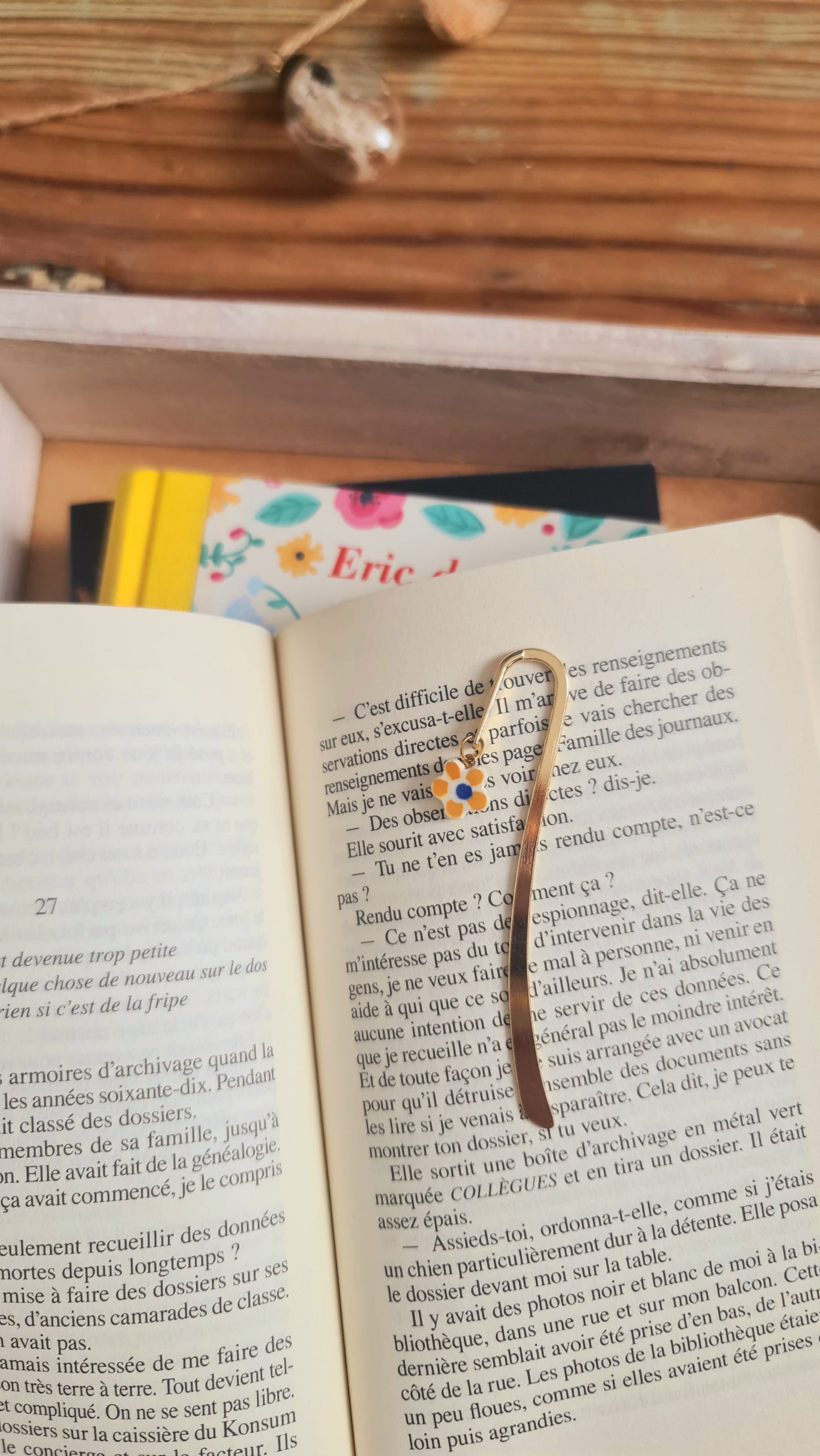 Marque-page doré - Petit modèle - décoré d'un morceau de vaisselle - Petite fleur jaune