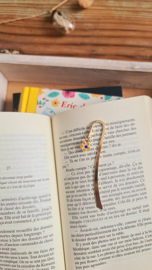Marque-page doré - Petit modèle - décoré d'un morceau de vaisselle - Petite fleur jaune