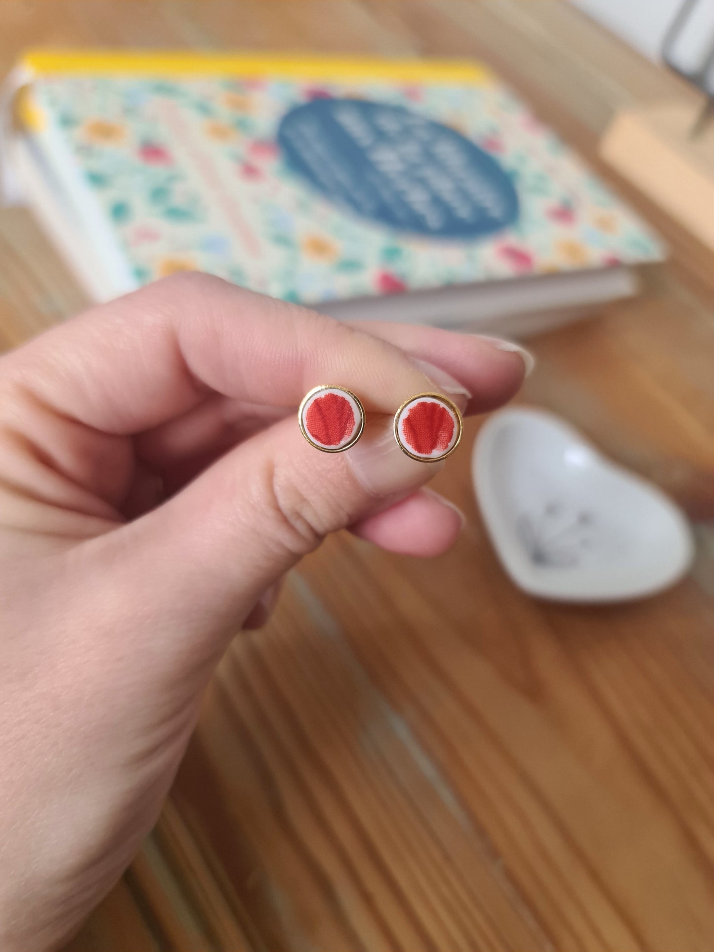 Boucles d'oreilles puce en laiton doré à l'or fin - décorées avec un morceau de vaisselle surcyclé - Rouges