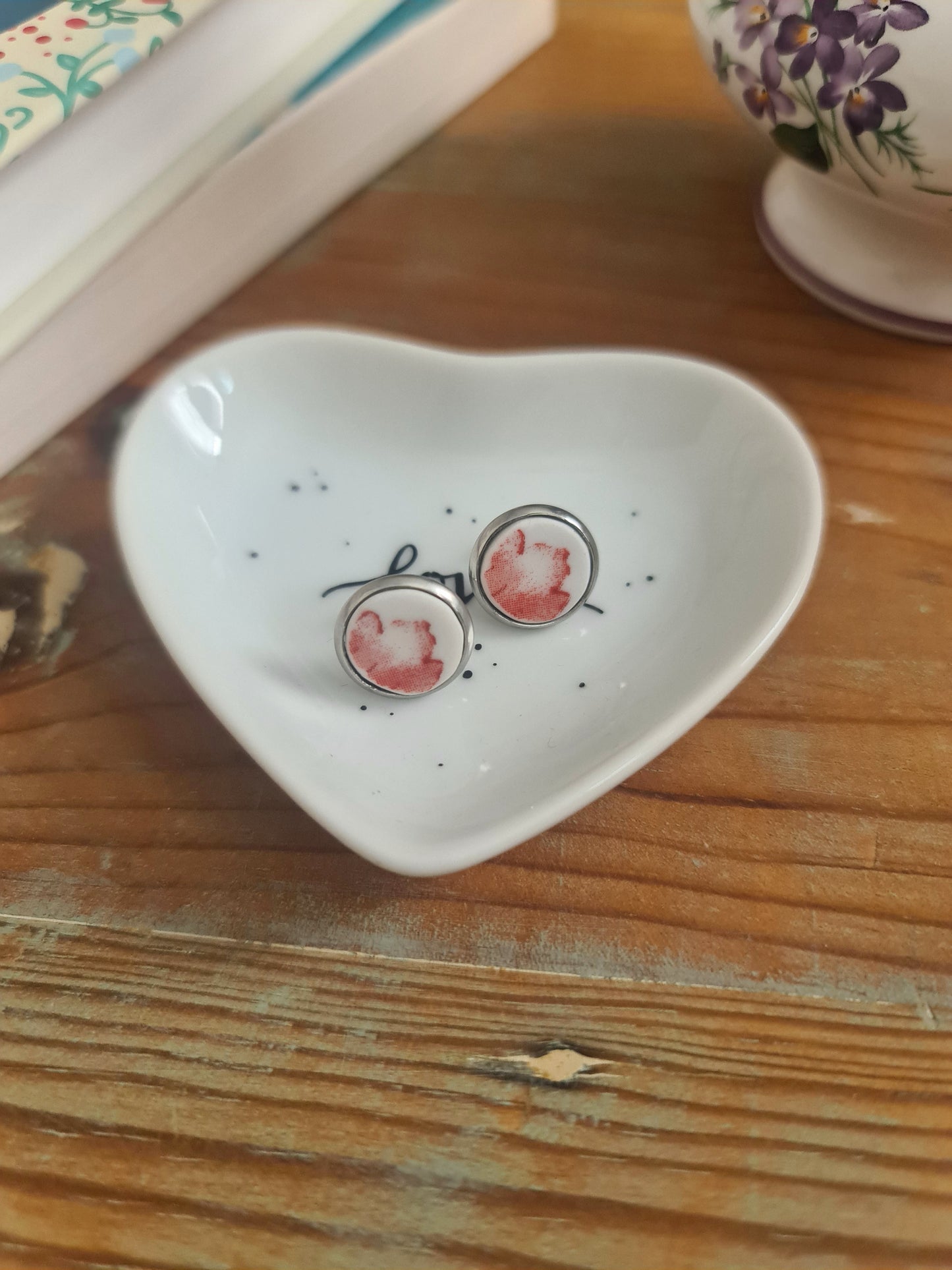 Boucles d'oreilles puce en acier inoxydable - décorées avec un morceau de vaisselle surcyclé - Feuille rouge