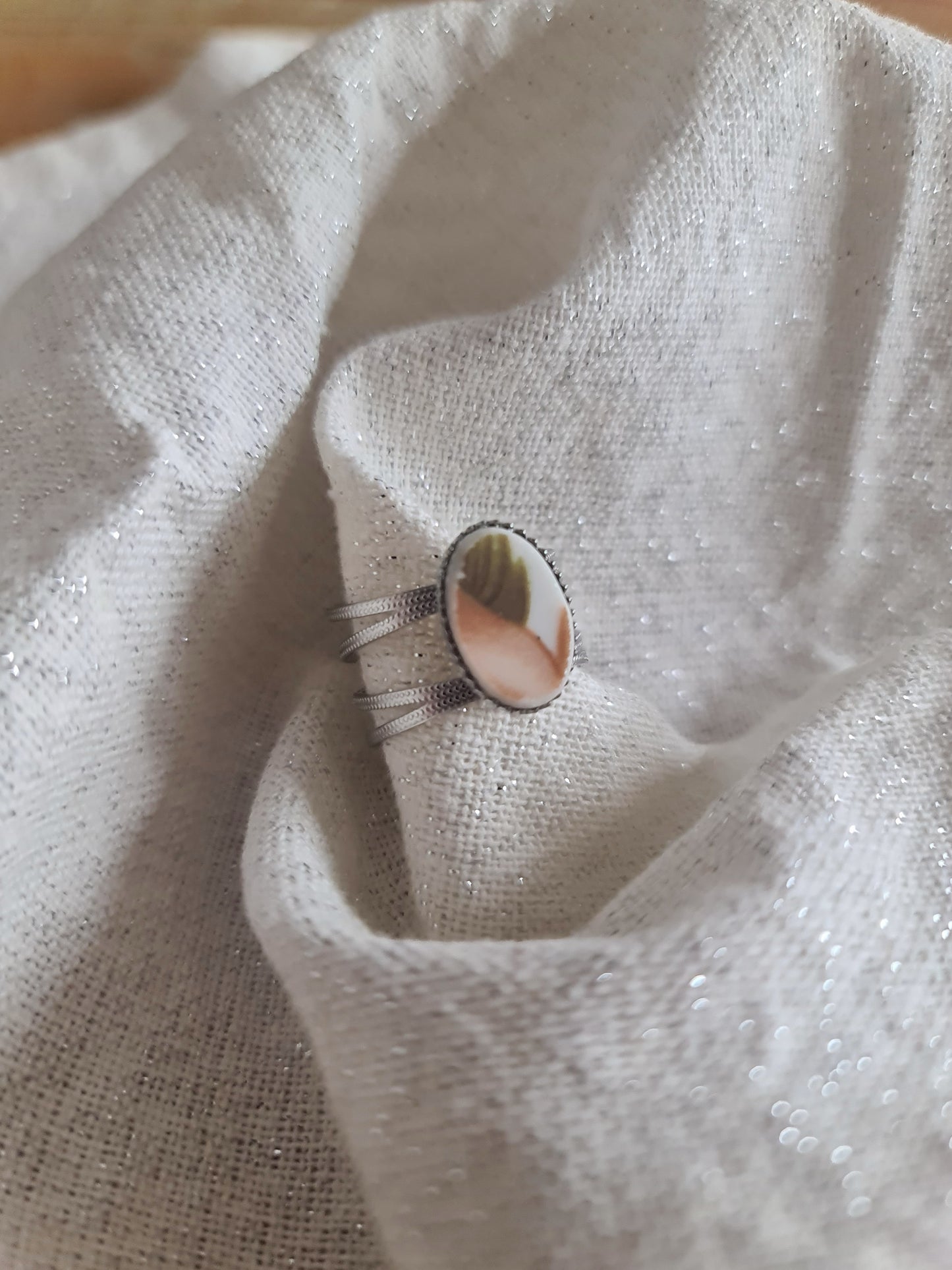 Bague large en Acier inoxydable - décorée à partir de vaisselle - Fleur beige