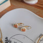 Boucles d'oreilles dormeuses en acier inoxydable doré - décorées avec un morceau de vaisselle surcyclé - Fleurs jaune orange