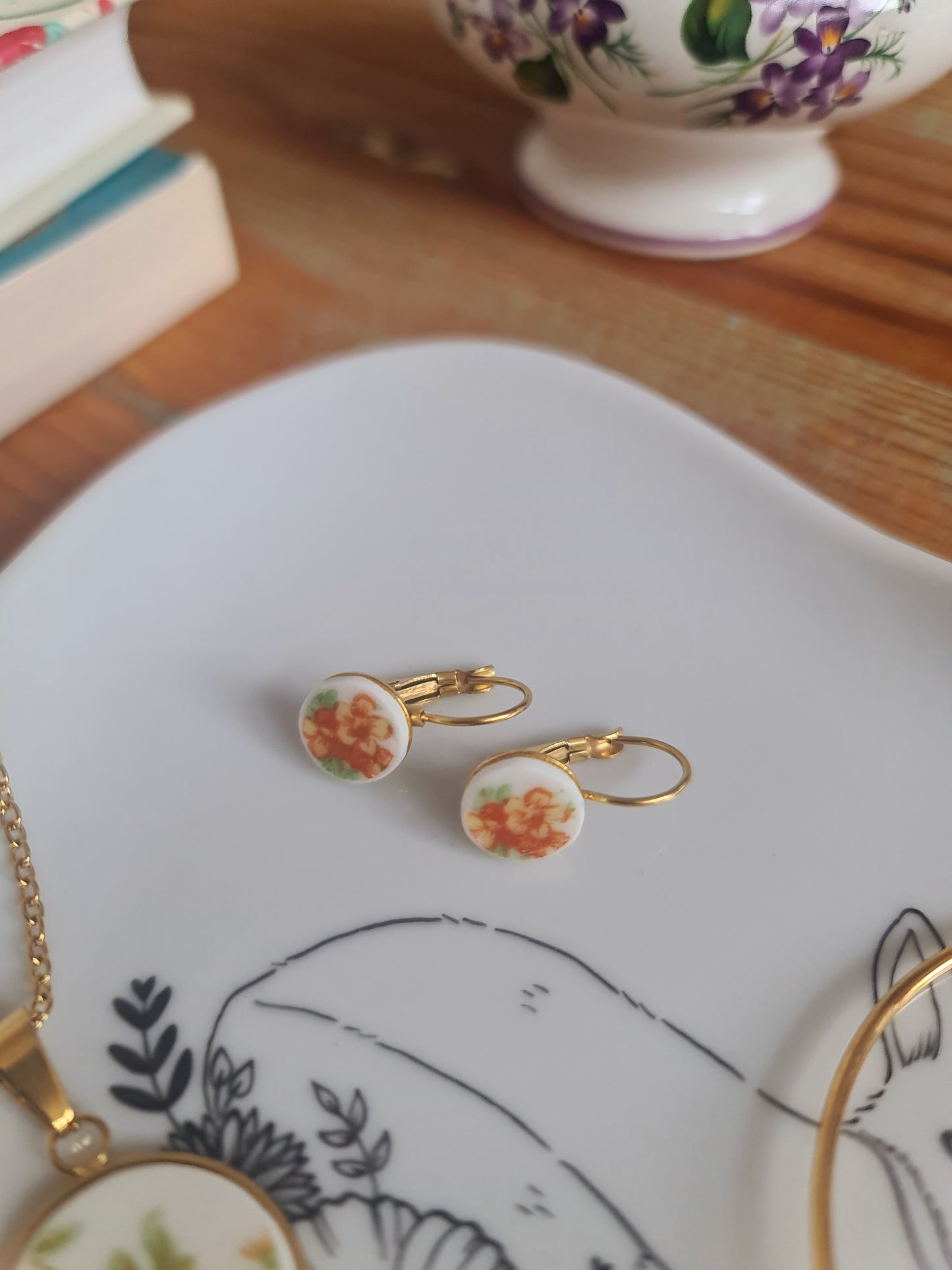 Boucles d'oreilles dormeuses en acier inoxydable doré - décorées avec un morceau de vaisselle surcyclé - Fleurs jaune orange