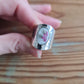 Bague martelée en Laiton Placage Argent Fin - décorée à partir de vaisselle - Fleur aubergine et blanche