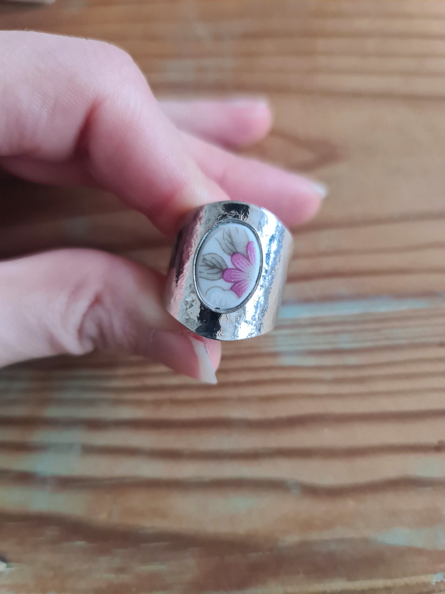 Bague martelée en Laiton Placage Argent Fin - décorée à partir de vaisselle - Fleur aubergine et blanche