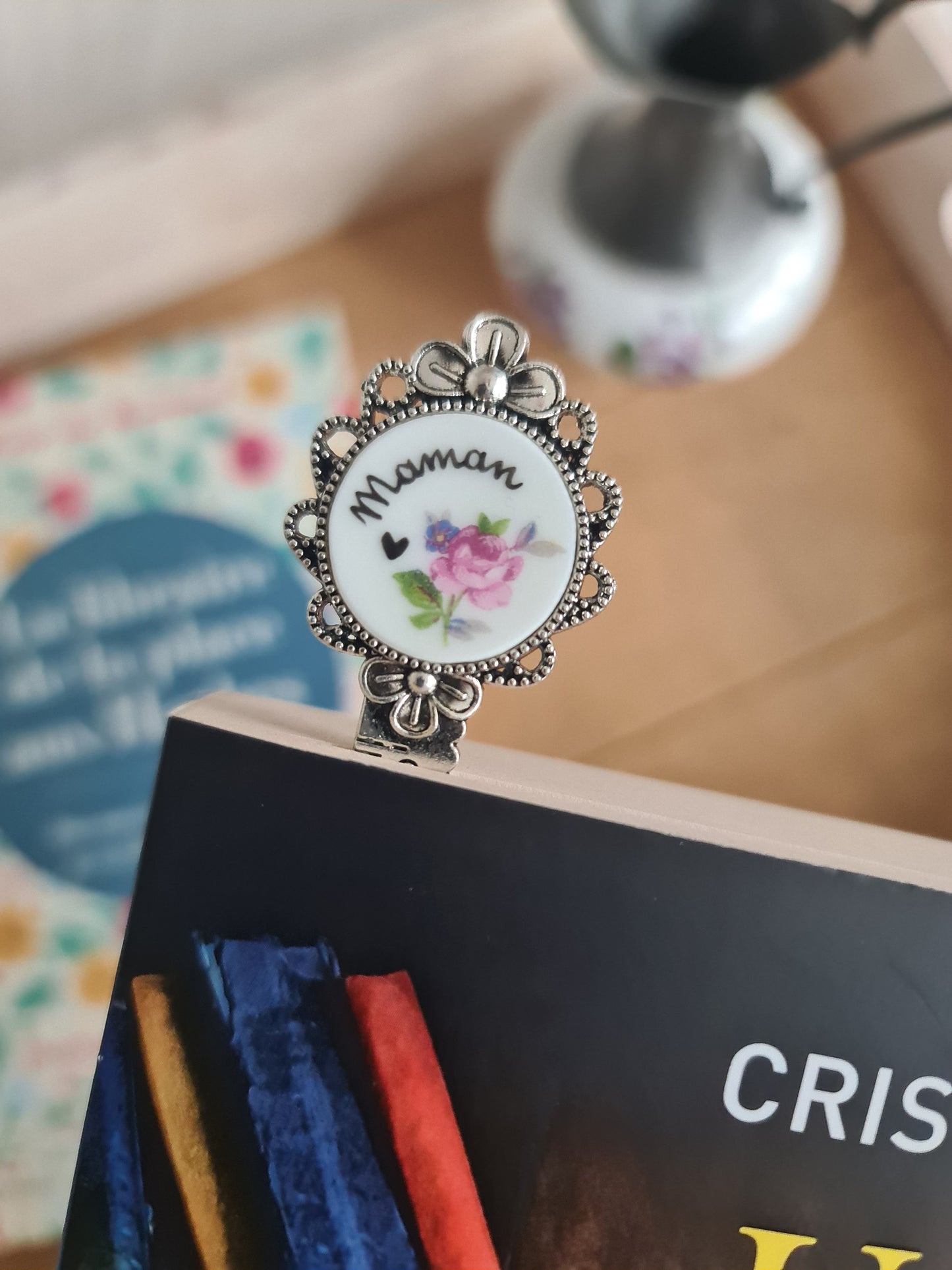 Marque page en alliage couleur argenté - décoré avec de la vaisselle puis "Maman ♡" peint à la main - Rose