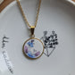 Collier rond en acier inoxydable doré - décoré avec un morceau de vaisselle surcyclé - Fleurs Bleues et parmes