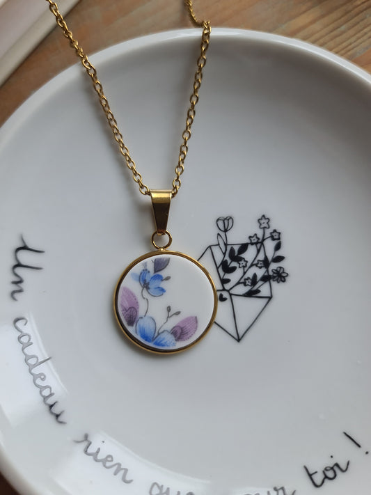 Collier rond en acier inoxydable doré - décoré avec un morceau de vaisselle surcyclé - Fleurs Bleues et parmes