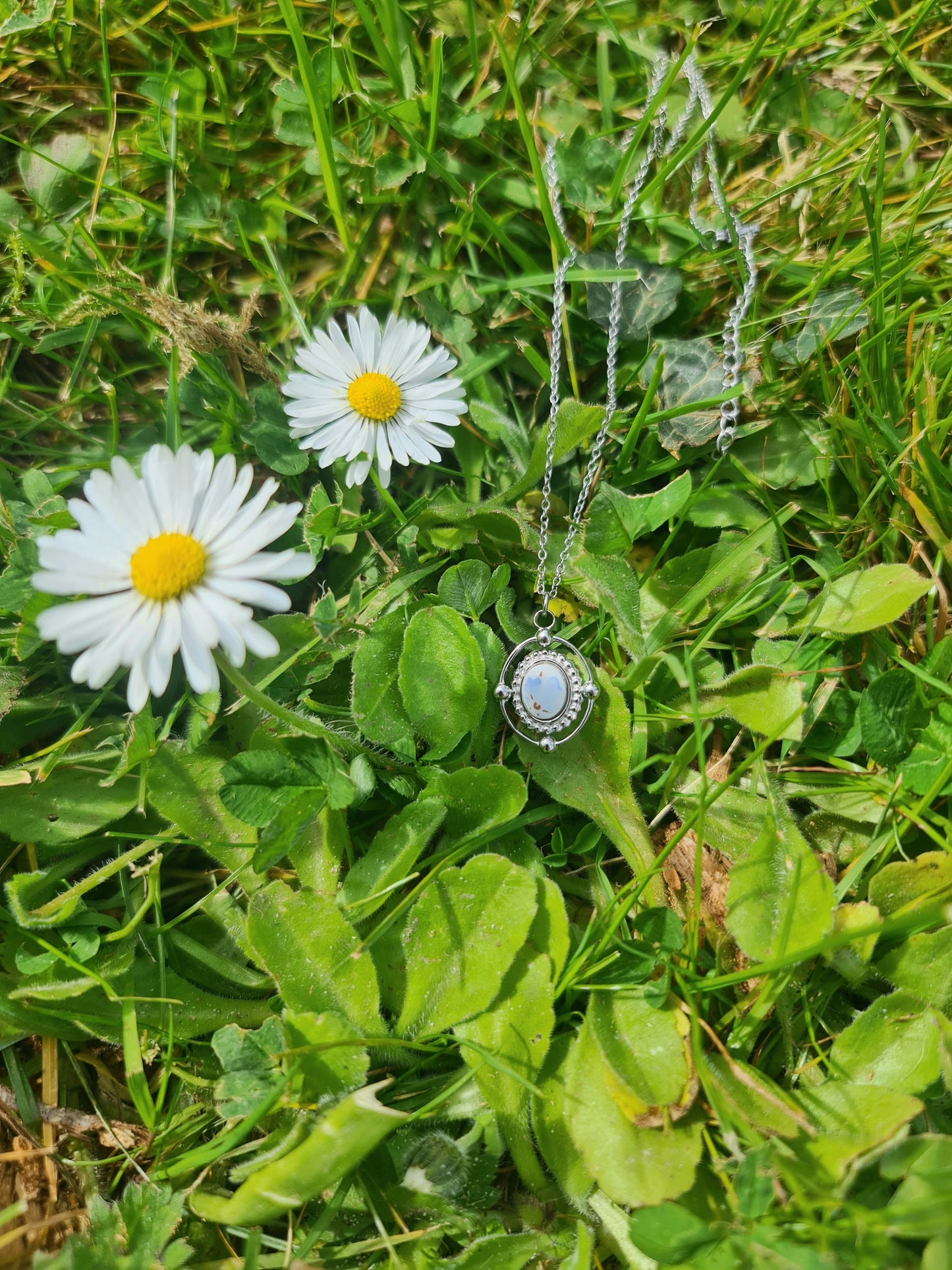 Collier ovale boule en acier inoxydable - décoré avec un morceau de vaisselle - Fleur bleue