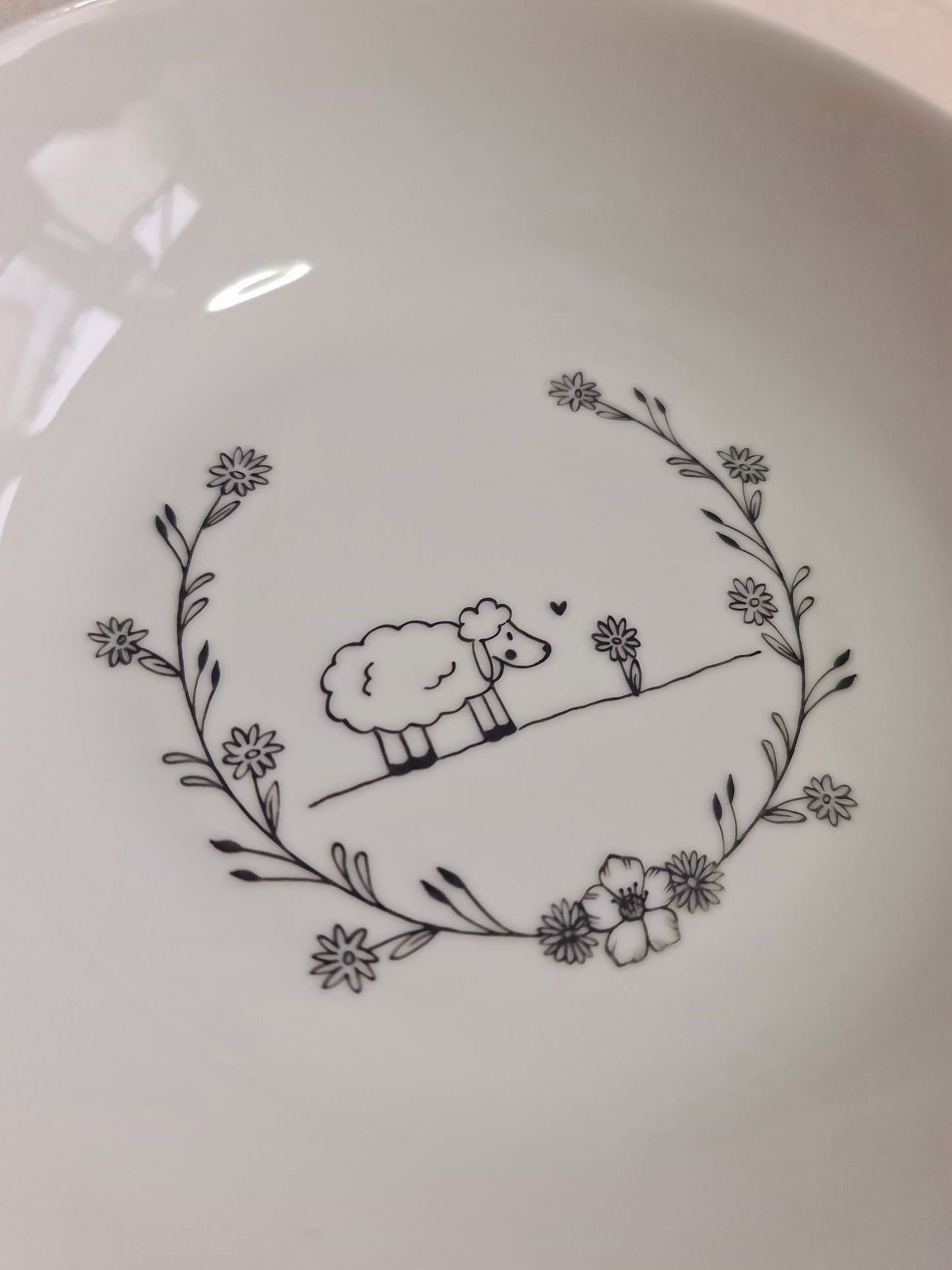 Assiette creuse en porcelaine - décor Petit mouton peint à la main