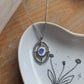 Collier ovale texturé en acier inoxydable - décoré avec un morceau de vaisselle surcyclé - Fleur bleue