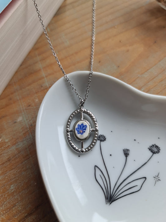 Collier ovale texturé en acier inoxydable - décoré avec un morceau de vaisselle surcyclé - Fleur bleue