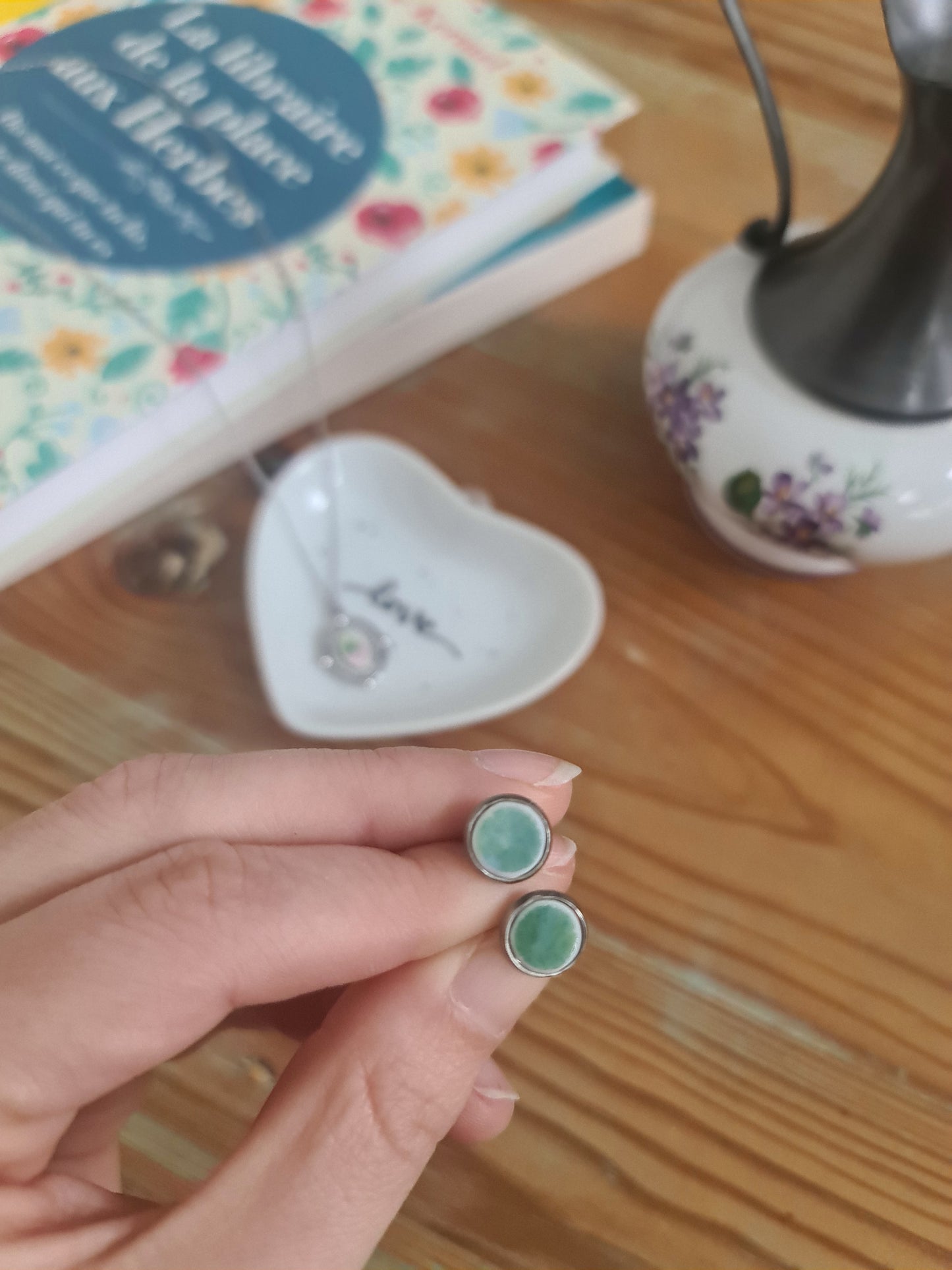 Boucles d'oreilles puce en acier inoxydable - décorées avec un morceau de vaisselle surcyclé - Bleu vert