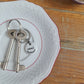 Porte-clés bélière - décor Merci Maîtresse peint à la main