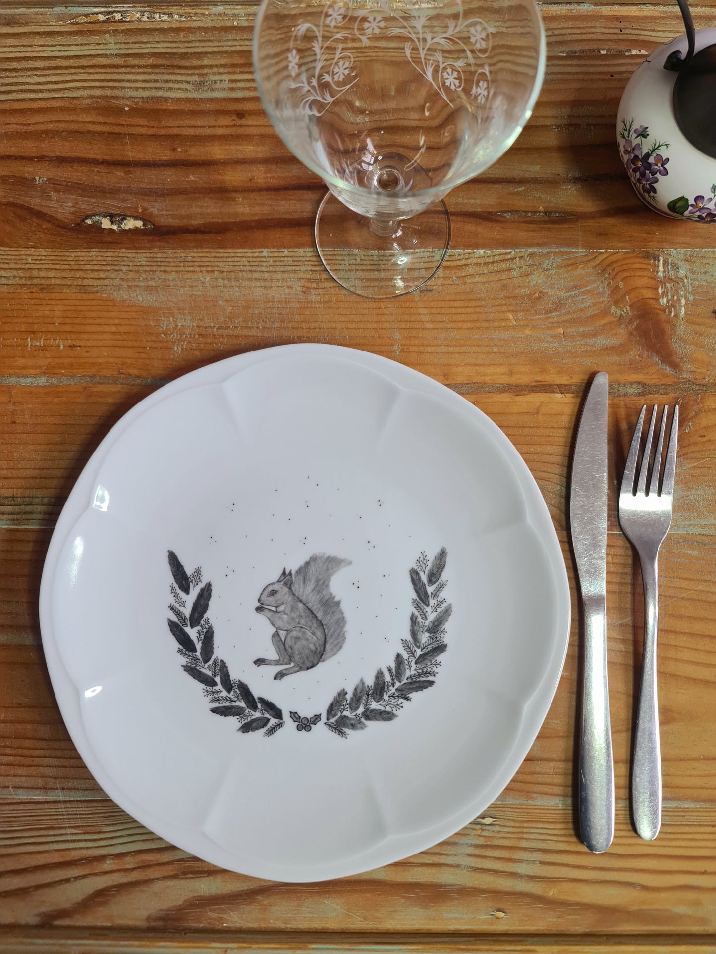 Assiette en porcelaine - décor écureuil peint à la main