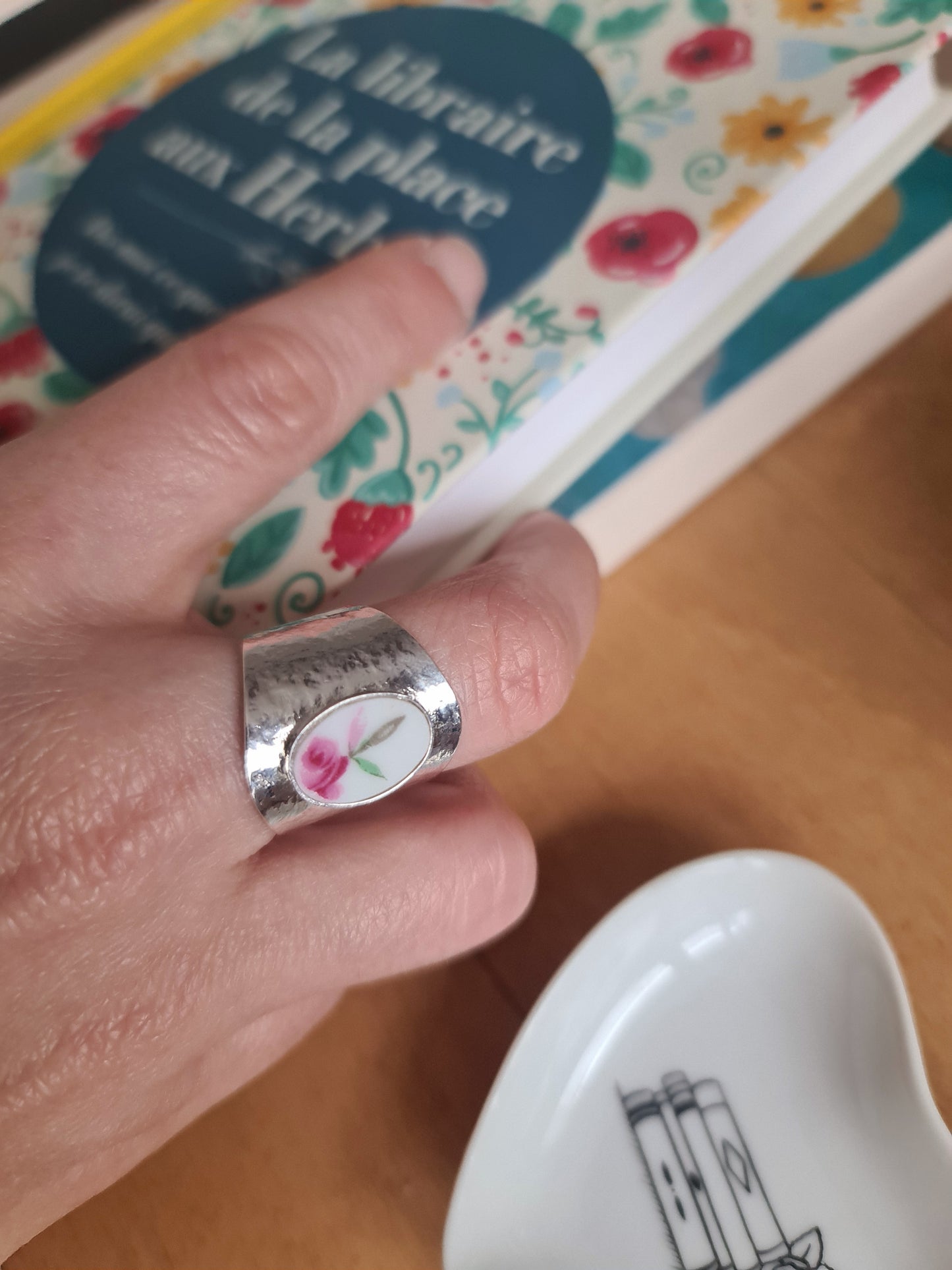Bague martelée en Laiton Placage Argent Fin - décorée à partir de vaisselle - Rose