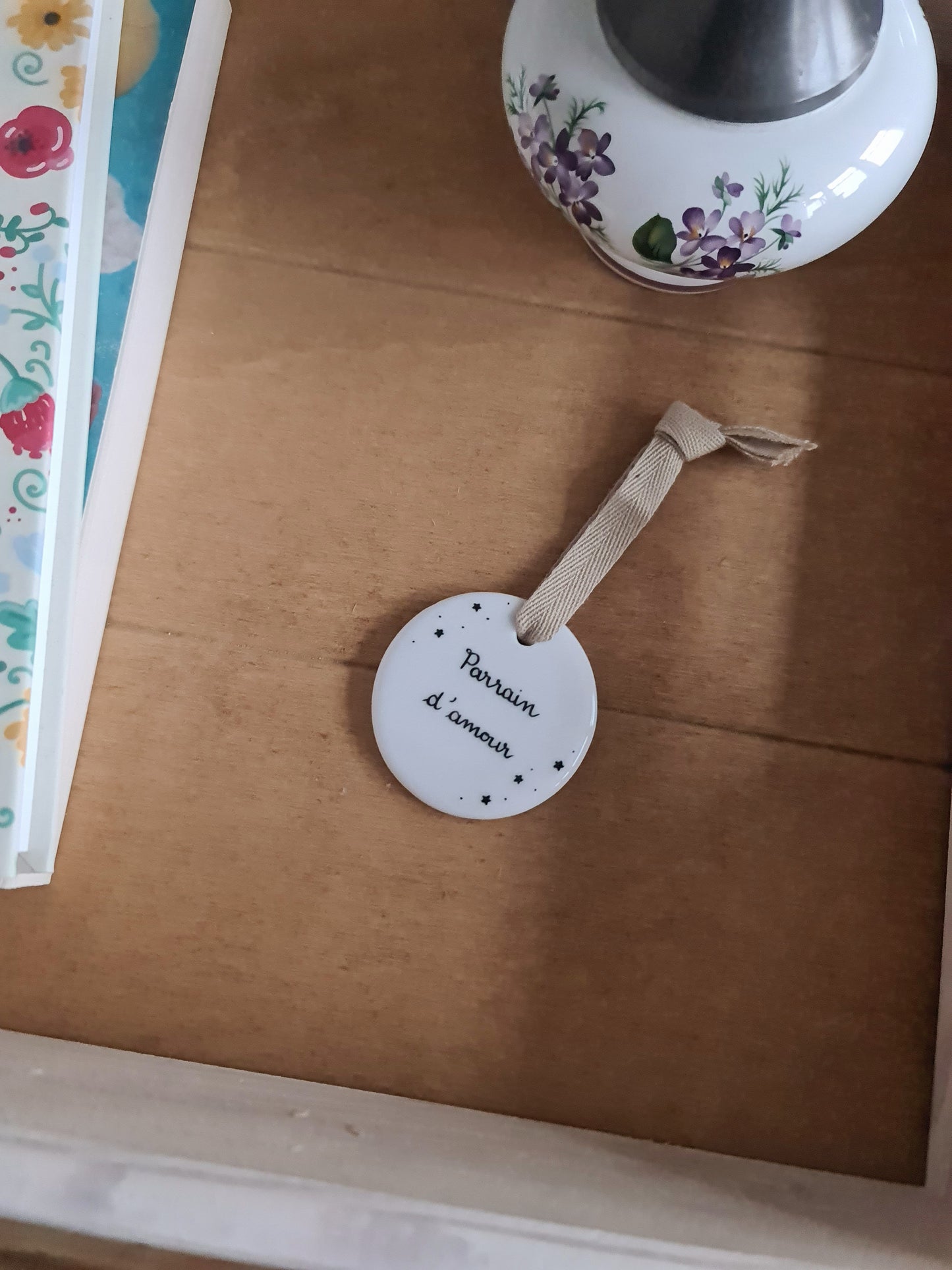 Médaillon rond en porcelaine - décor Parrain d'amour peint à la main