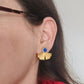 Boucles d'oreilles ginkgo en acier inoxydable doré - décorées avec un morceau de vaisselle surcyclé - Bleues