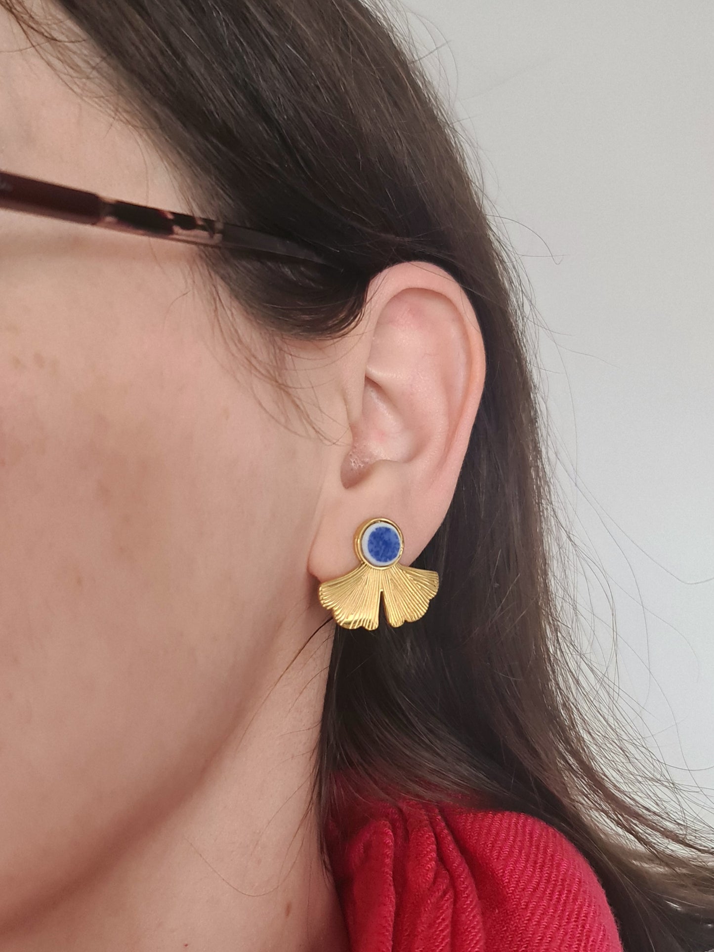 Boucles d'oreilles ginkgo en acier inoxydable doré - décorées avec un morceau de vaisselle surcyclé - Bleues