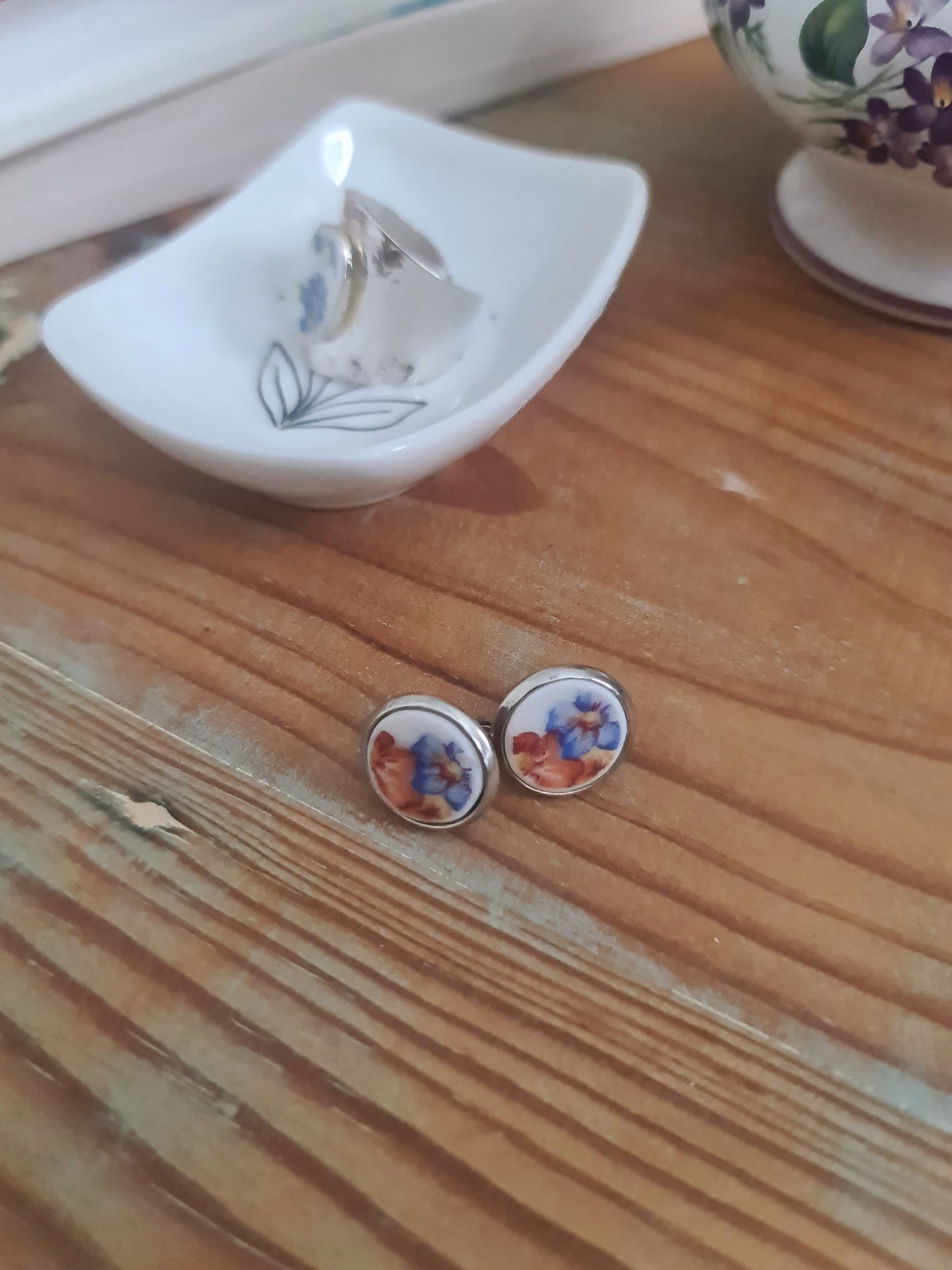 Boucles d'oreilles puce en acier inoxydable - décorées avec un morceau de vaisselle surcyclé - Bouquet de fleurs